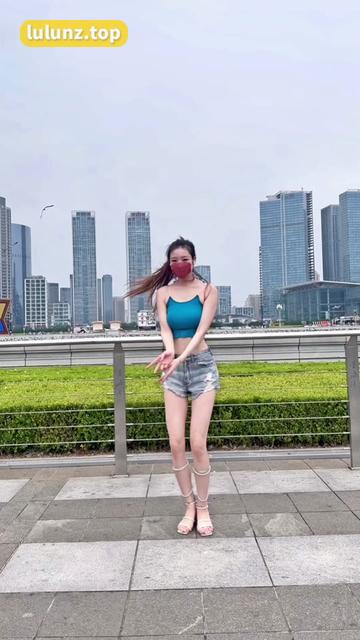 抖音佐佐酱直播5白丝足底翻白眼，从日常到搞笑的完美切换