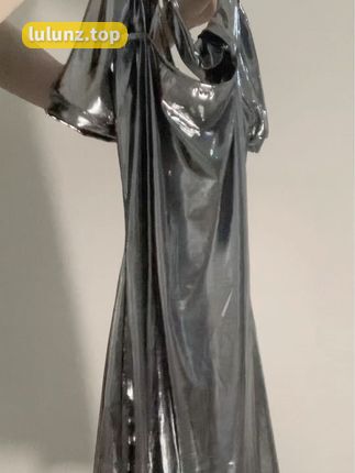 小芋泥yyy最新作品赏析，她的作品如何成为粉丝心中的时尚典范？