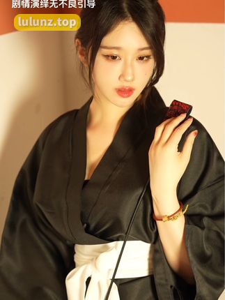 轩子巨二兔微博晒剧照，穿着亮点引发关注