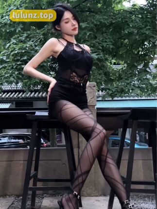 微密圈美了个滢的红色套装引发热议，御姐范儿十足