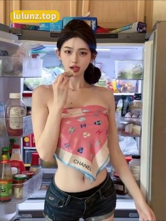 粥粥酱瑜伽裤连体造型,她的健身穿搭为何广受好评?