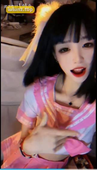 无敌粉红爆龙战神微密圈作品展现优雅时尚造型，成为备受尊敬的女神