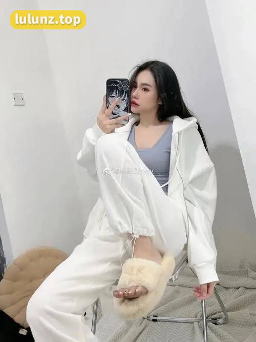 揭秘陈佩奇微密圈作品图片背后的故事，探寻网红陈大小姐神秘魅力