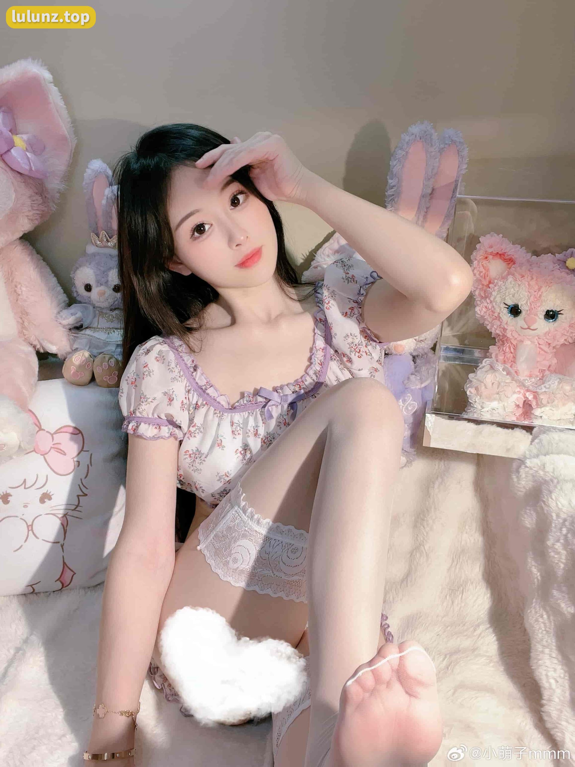 抖音小萌子微密圈展现苗条身材，富胶原蛋白肌肤的惊艳游泳视频作品