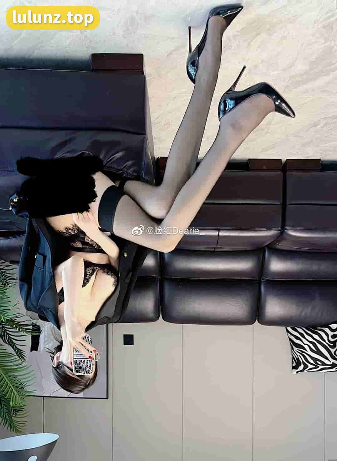 健身博主脸红Dearie微密圈高铁之旅作品，火车卧铺和路虎风采出名