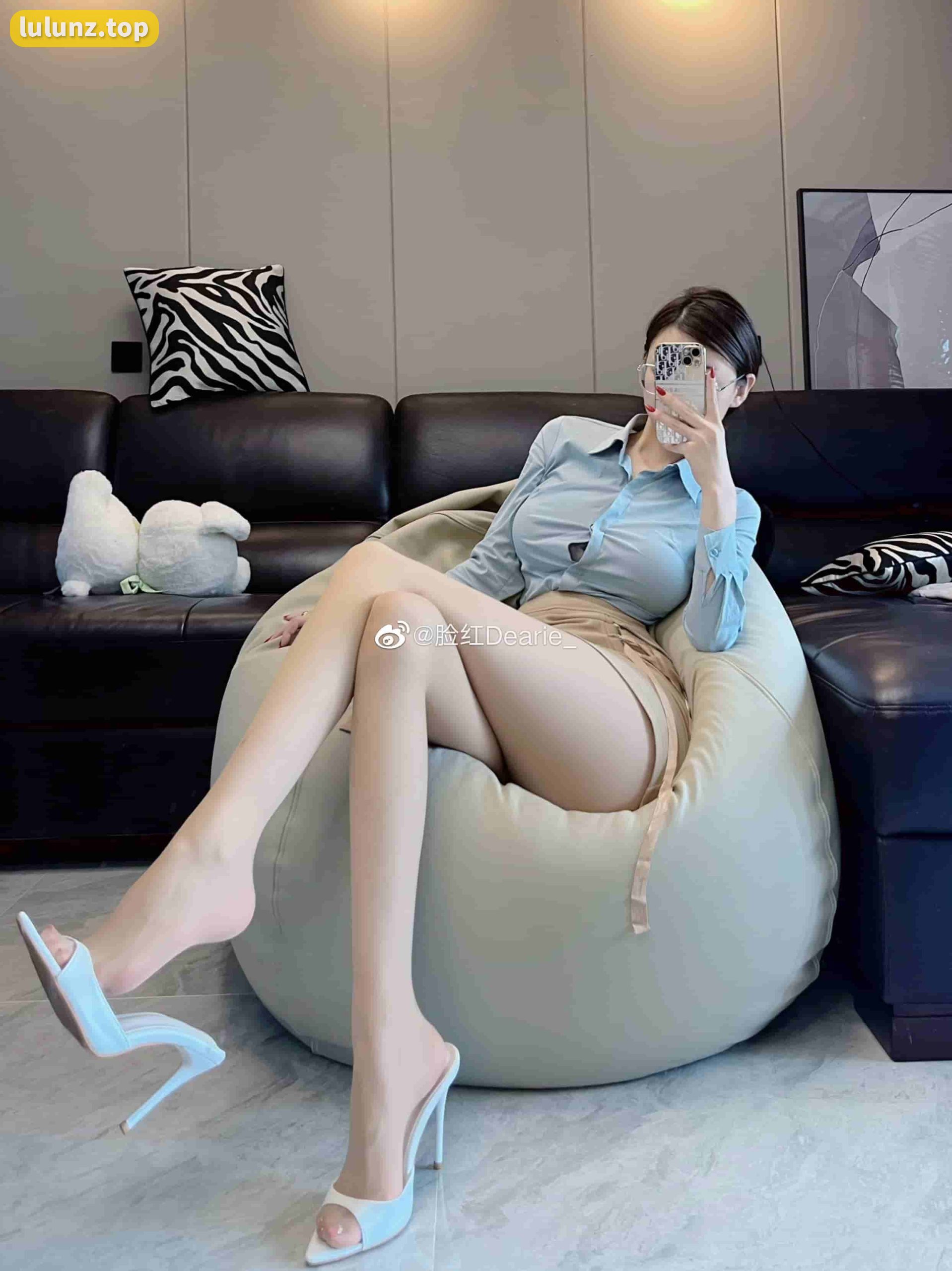 健身博主脸红Dearie微密圈高铁之旅作品，火车卧铺和路虎风采出名