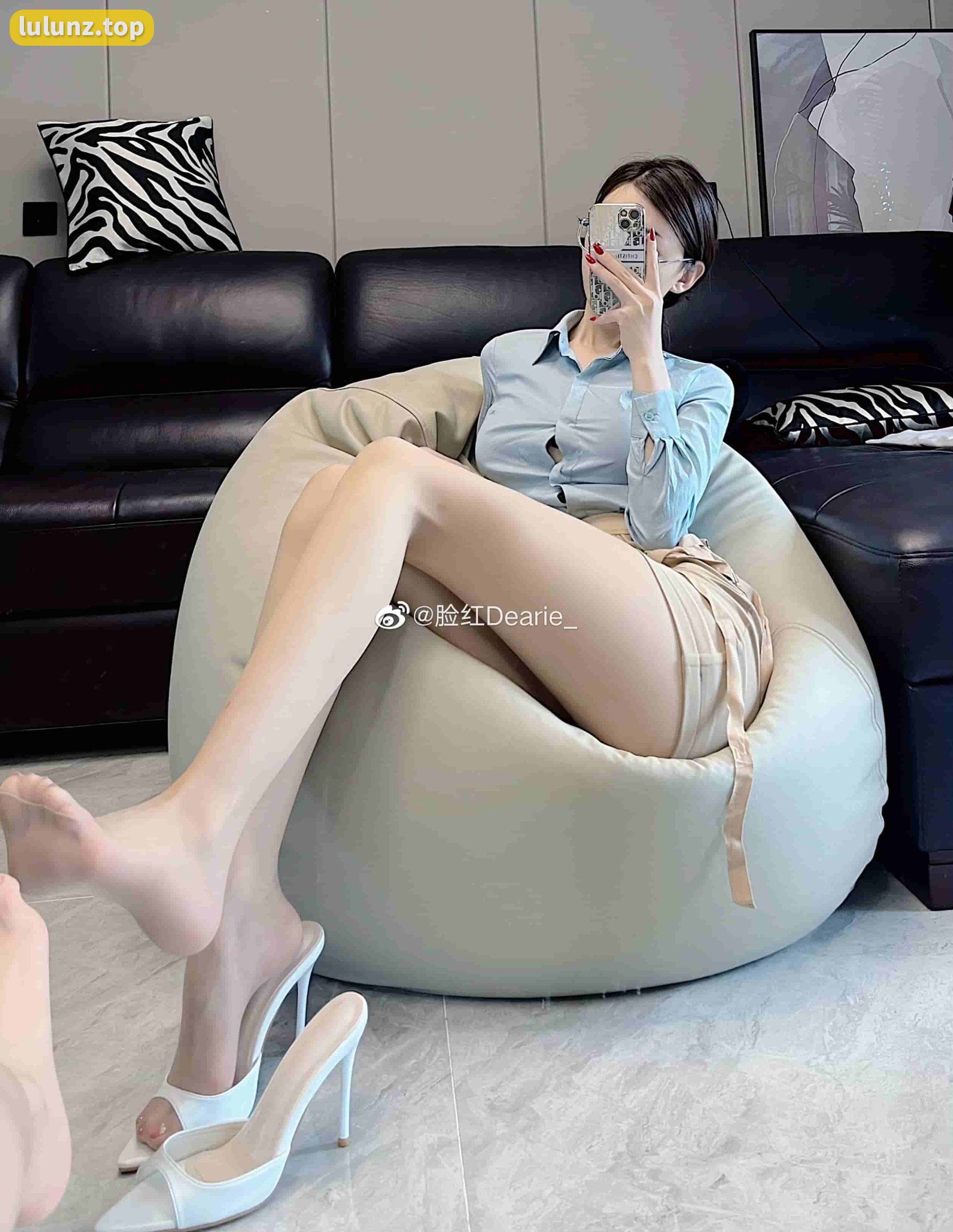 健身博主脸红Dearie微密圈高铁之旅作品，火车卧铺和路虎风采出名