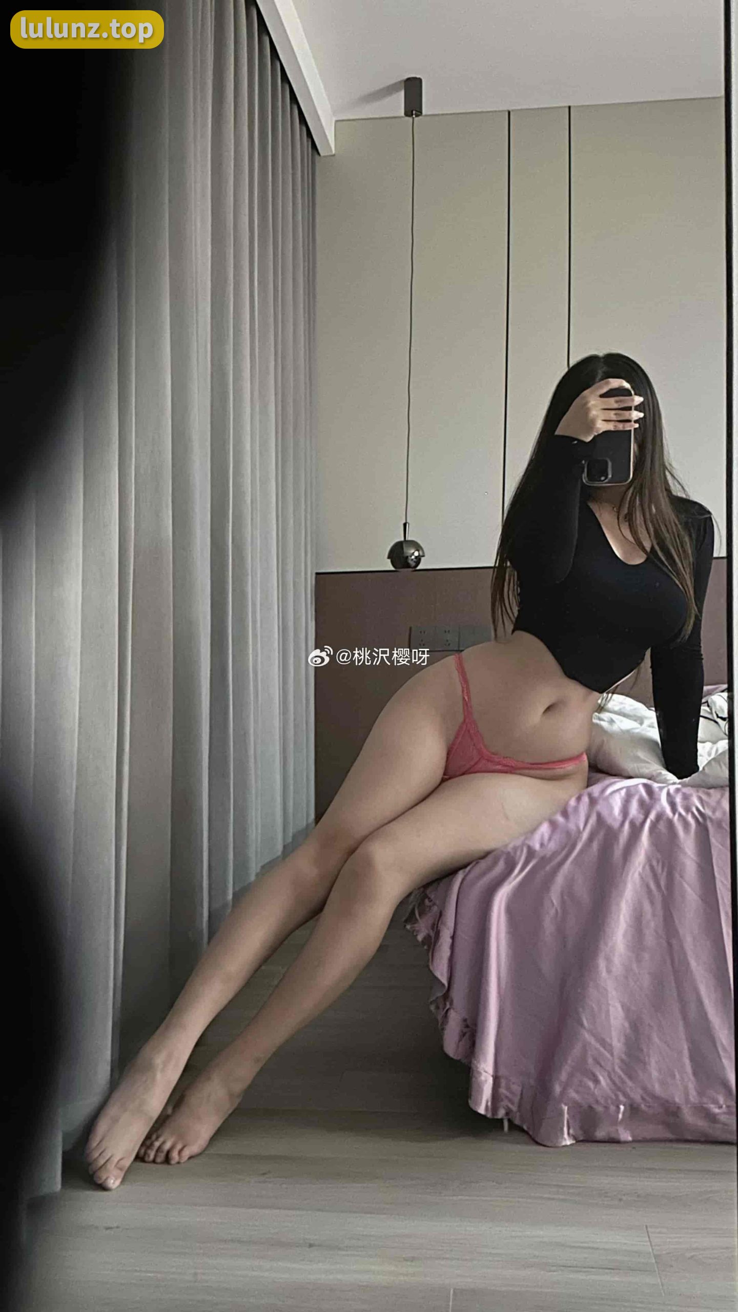 时尚网红桃沢樱呀微密圈圈子作品展示，猫眼小皮衣的创意演绎和独特魅力