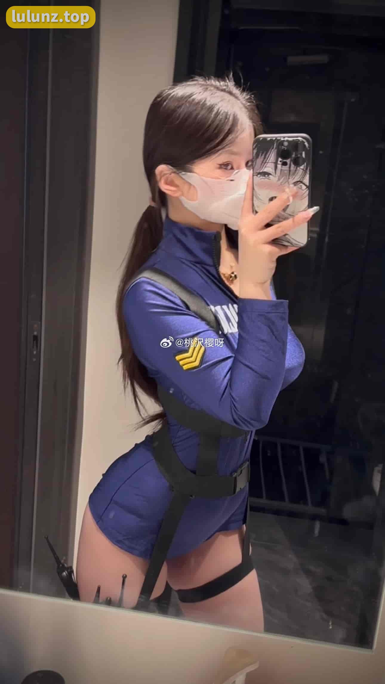 时尚网红桃沢樱呀微密圈圈子作品展示，猫眼小皮衣的创意演绎和独特魅力