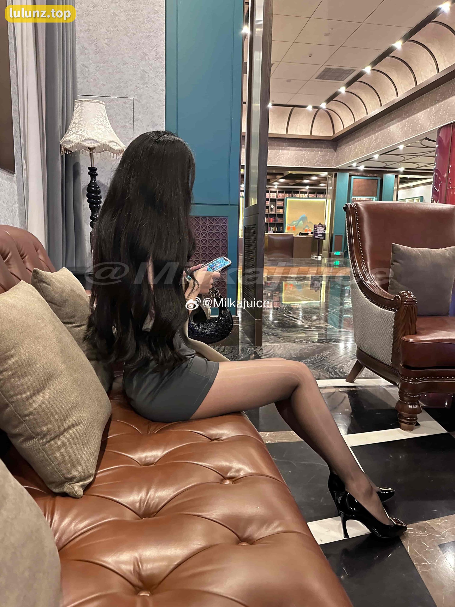 微密圈网红牛奶里的果汁作品，独特颜值身材展现丝袜和美足魅力