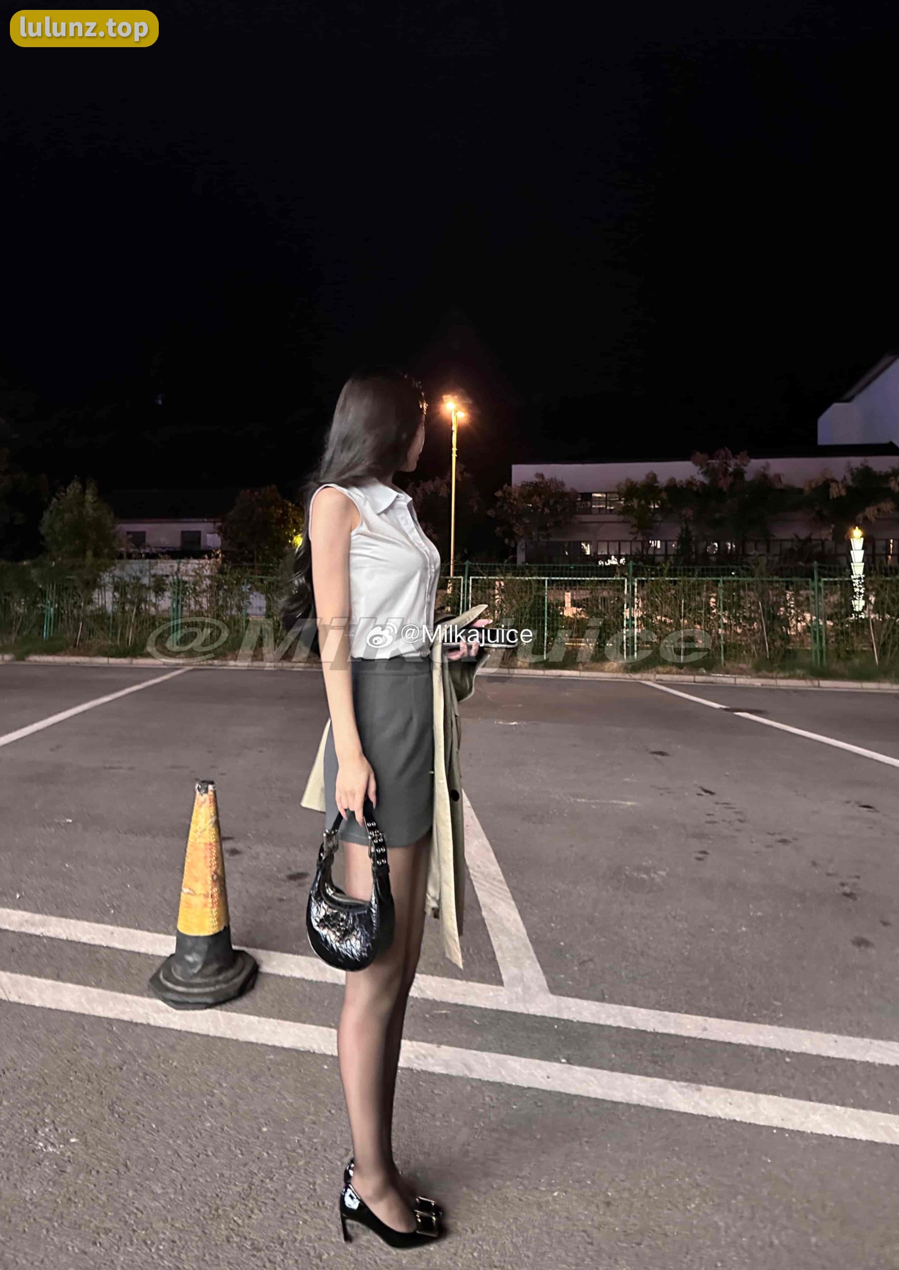 微密圈网红牛奶里的果汁作品，独特颜值身材展现丝袜和美足魅力