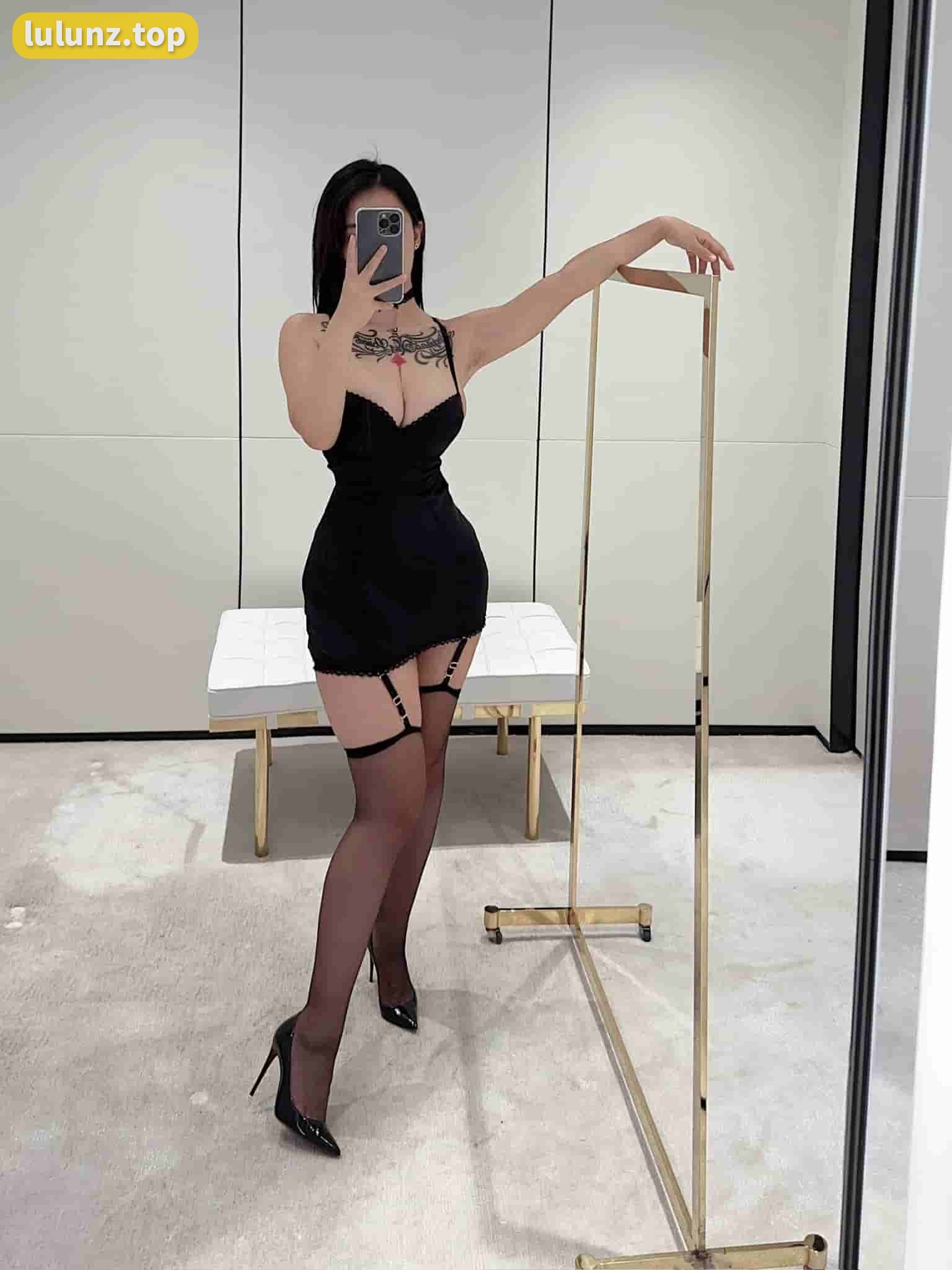 张贺玉闺蜜微密圈作品资源穿搭引发关注，性感风格凸显坚韧