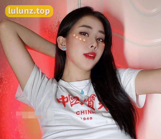 网红女神张贺玉火爆身材，独特纹身和网红脸引发热议