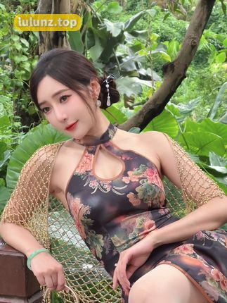 王馨瑶粉色上衣白色包臀裙图片欣赏，时尚穿搭的魅力