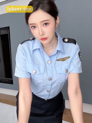 王馨瑶粉色上衣白色包臀裙图片欣赏，时尚穿搭的魅力