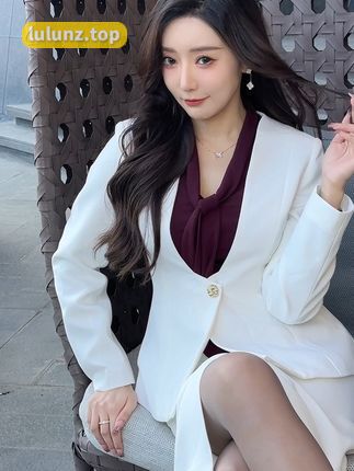 王馨瑶粉色上衣白色包臀裙图片欣赏，时尚穿搭的魅力