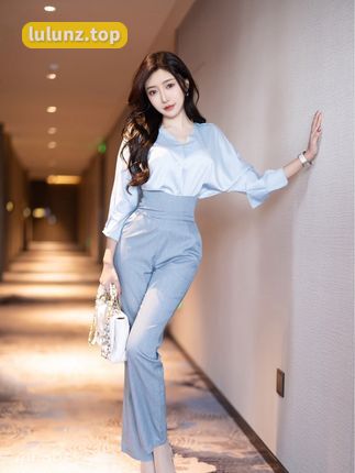 王馨瑶粉色上衣白色包臀裙图片欣赏，时尚穿搭的魅力