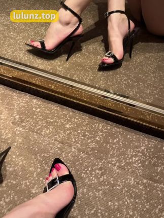 脸红Dearie青年美图集锦，展现她的青春活力