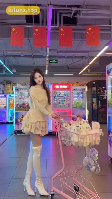 抖音小萌子游泳视频分享（胶原蛋白肌肤的小萌子）