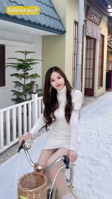 抖音小萌子游泳视频分享（胶原蛋白肌肤的小萌子）