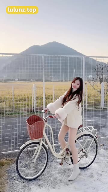 抖音小萌子游泳视频分享（胶原蛋白肌肤的小萌子）