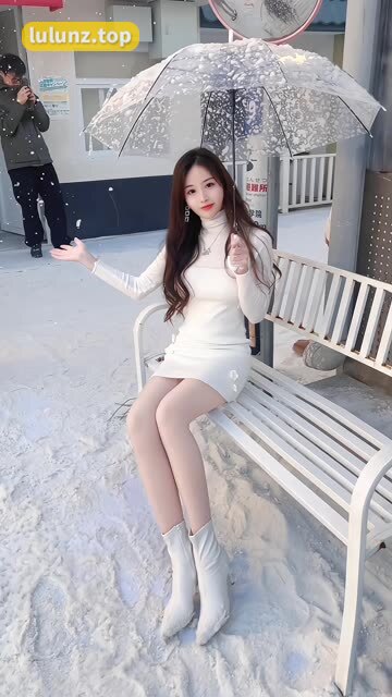 抖音小萌子游泳视频分享（胶原蛋白肌肤的小萌子）