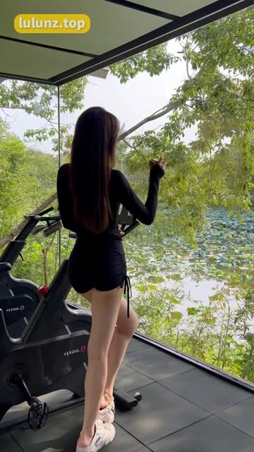 秀人网女神徐莉芝Booty性感淡白色带图案连衣裙写真，徐莉芝Booty淡白色连衣裙写真欣赏