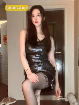 轩子巨2兔大晒私密照,腿边黑色一团引发热议