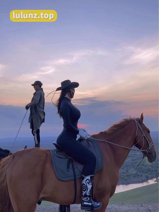 MIYA健身写真，展现她的强大肌肉线条