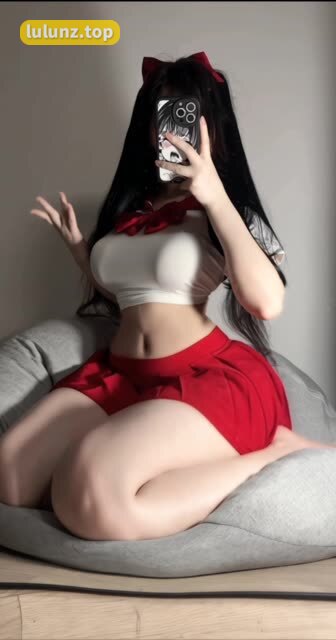 #桃桃sama的小蛮腰扭起来，JK制服风格的时尚搭配，甜美与性感的完美结合