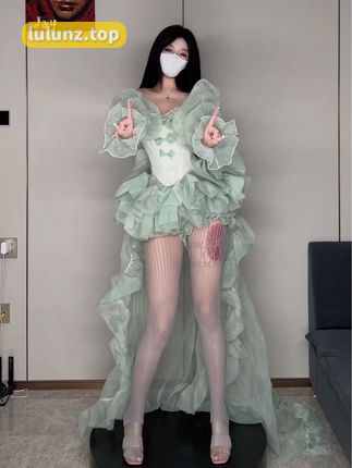 阿尔卑香小狗子微博VS抖音，她的网红反差魅力何在？