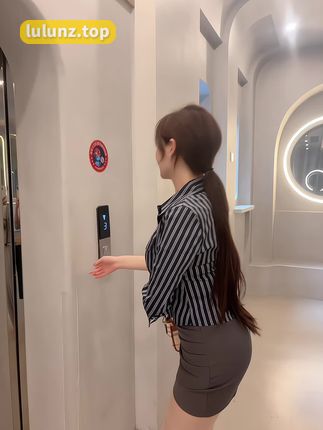 中国大胸美女模特周妍希个人写真艺术照图片集，高颜值与艺术感并存