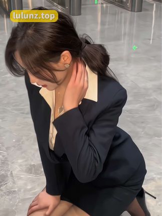 中国大胸美女模特周妍希个人写真艺术照图片集，高颜值与艺术感并存