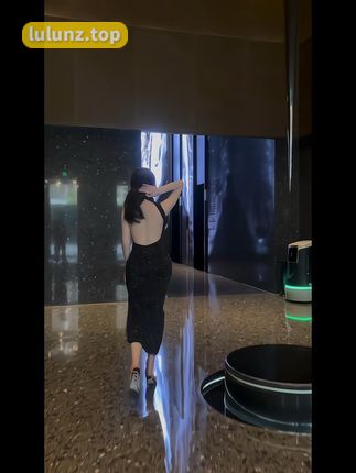 自称「土肥圆矮挫穷」的周妍希外拍照尺度超大,独特风格