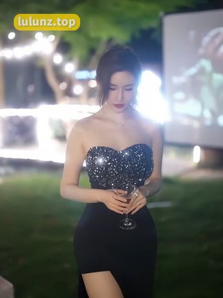 自称「土肥圆矮挫穷」的周妍希外拍照尺度超大，独特风格