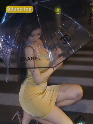 自称「土肥圆矮挫穷」的周妍希外拍照尺度超大，独特风格