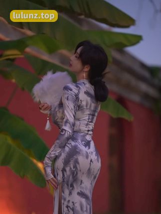 自称「土肥圆矮挫穷」的周妍希外拍照尺度超大，独特风格