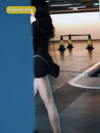 比基尼遮副乳吊带泳衣猪小七，猪小七在比基尼中的性感演绎