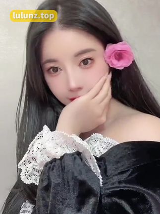 比基尼遮副乳吊带泳衣猪小七，猪小七在比基尼中的性感演绎