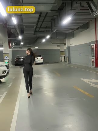 比基尼遮副乳吊带泳衣猪小七的性感时尚，猪小七的夏季必备单品