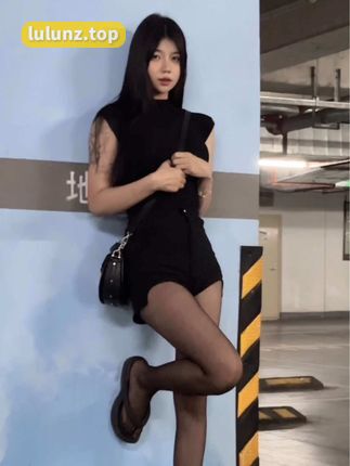 鱼鱼的榨汁杯店全新红色财兔服装穿搭太养眼了，值得一试