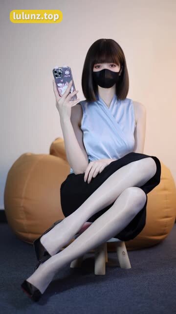 XEva白龙猫女觅圈新图发布!红底极光造型惊艳亮相