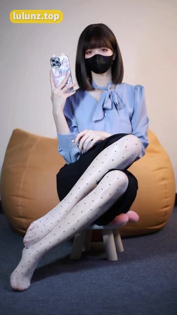 白龙猫女的足底复古造型火了，粉嫩足底与黑丝丝袜的完美结合