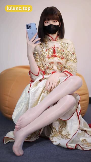 白龙猫女的足底复古造型火了，粉嫩足底与黑丝丝袜的完美结合