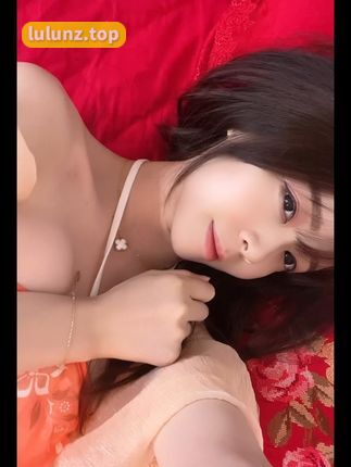 抖音七七仙女照片合集，独特红色风格诠释幸福感