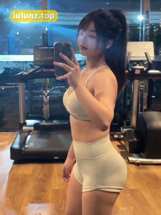 月球造梦家泳装造型亮相,粉丝称赞她的夏日风采