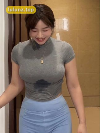 月球造梦家泳装造型亮相,粉丝称赞她的夏日风采