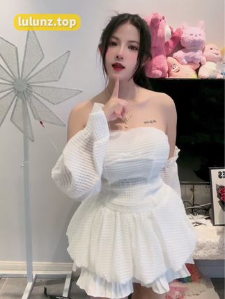 脑婆睡醒啦的微博穿搭，每一套搭配都能吸引眼球