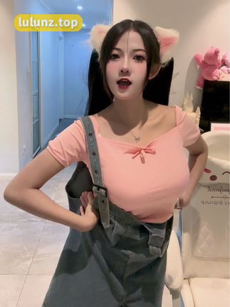 脑婆睡醒啦的微博穿搭，每一套搭配都能吸引眼球