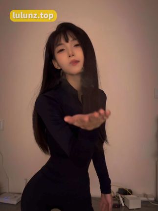 一只树懒宠物互动视频,她的宠物乐园瞬间令人羡慕